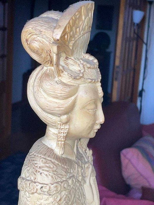 Estatua marfinite associada a figuras como Guanyin -COM SELO