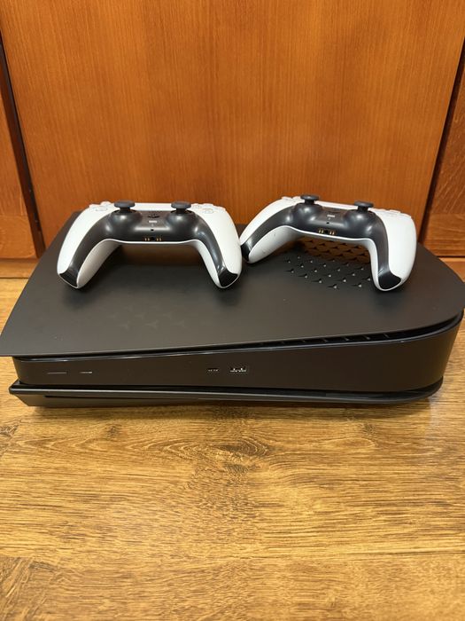 PS5 PlayStation 5 z napędem, customowa obudowa, 2 pady, stacja dokująca + gry