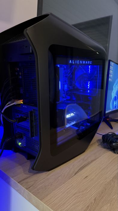 AlienWare R13 com periféricos e monitor