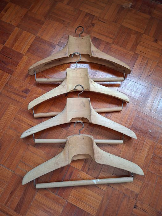 Cabides de alfaiate em madeira - lote de 25 cabides vintage