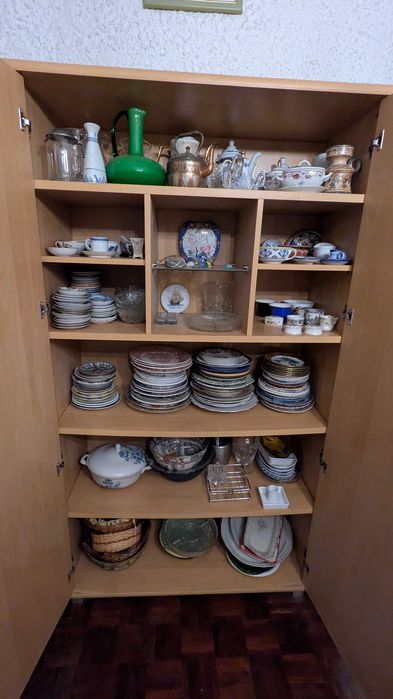 Conjunto inteiro de Mesa + 4 cadeiras + Estante + Aparador