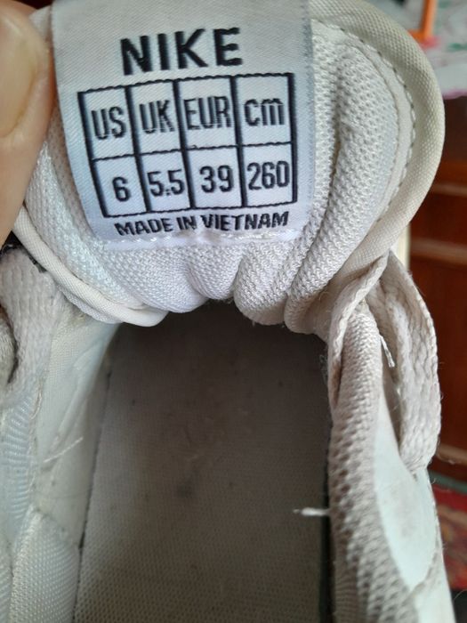 продаються кросовки