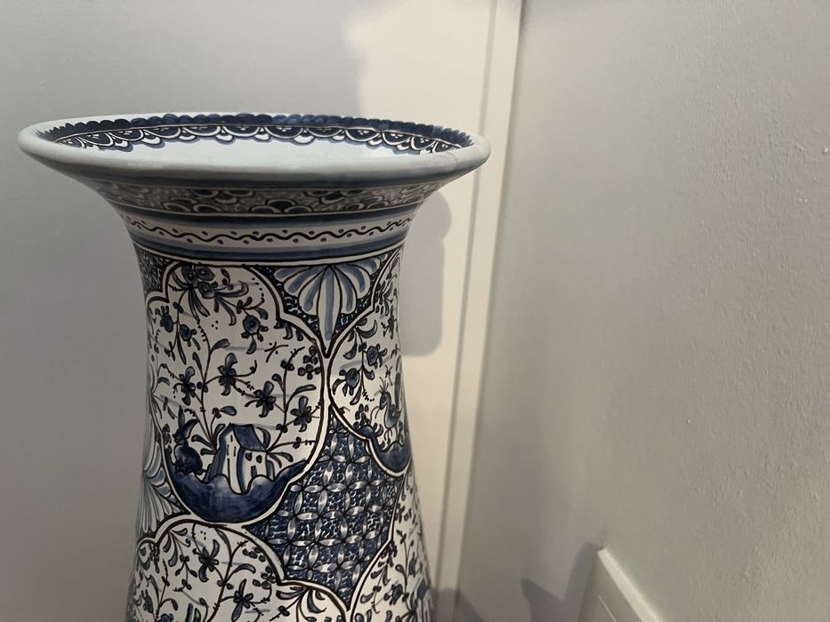Pote alto decorativo "Conímbriga" – faiança pintada à mão (1 metro alt
