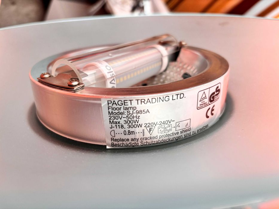 Candeeiro de Pé – Paget Trading LTD -> NEGOCIÁVEL