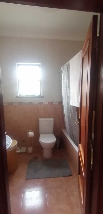 Pequena quinta, casa principal, um anexo e uma divisão externa extra.