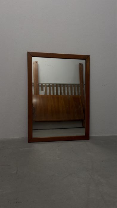 Espelho com moldura em madeira