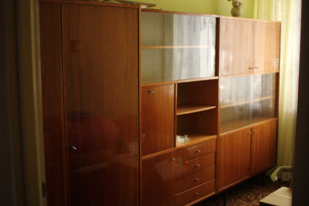 Meblościanka drewniana na nóżkach PRL vintage komplet z szafą