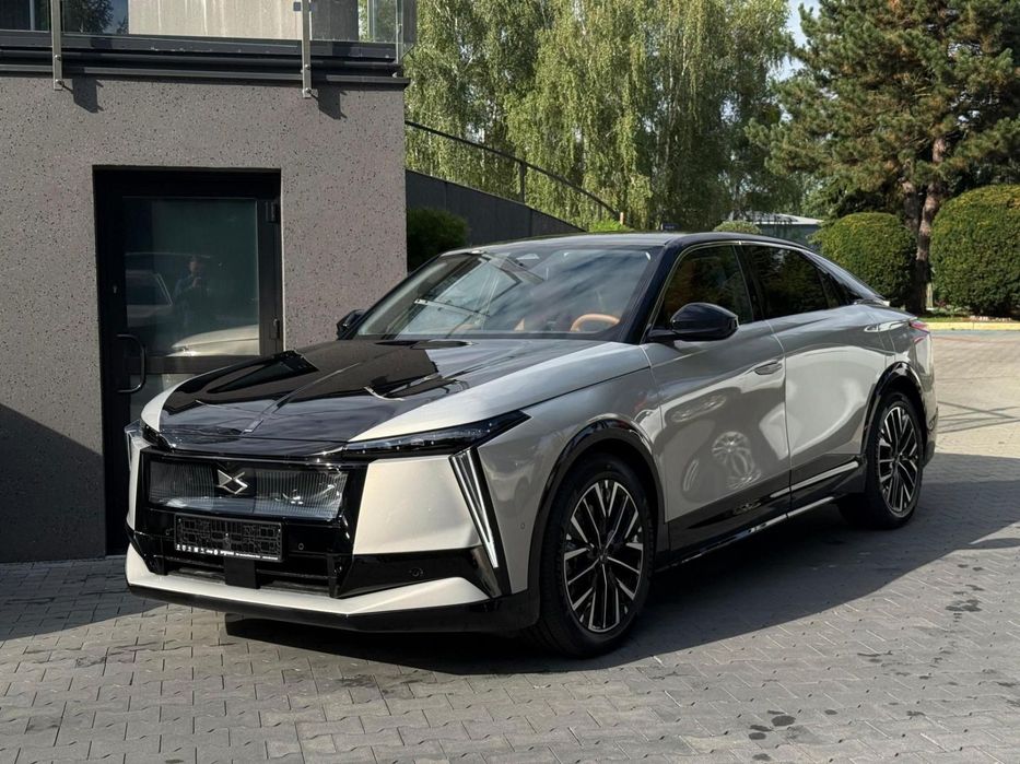 DS Automobiles N°8
