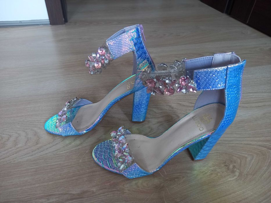 Buty sandały na słupku