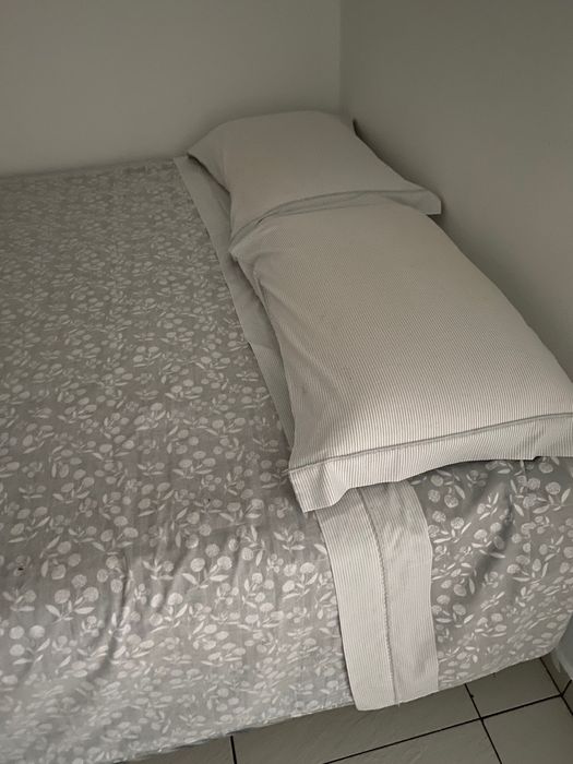 Cama de casal com sommier e colchão de 200x140cm (como novo)