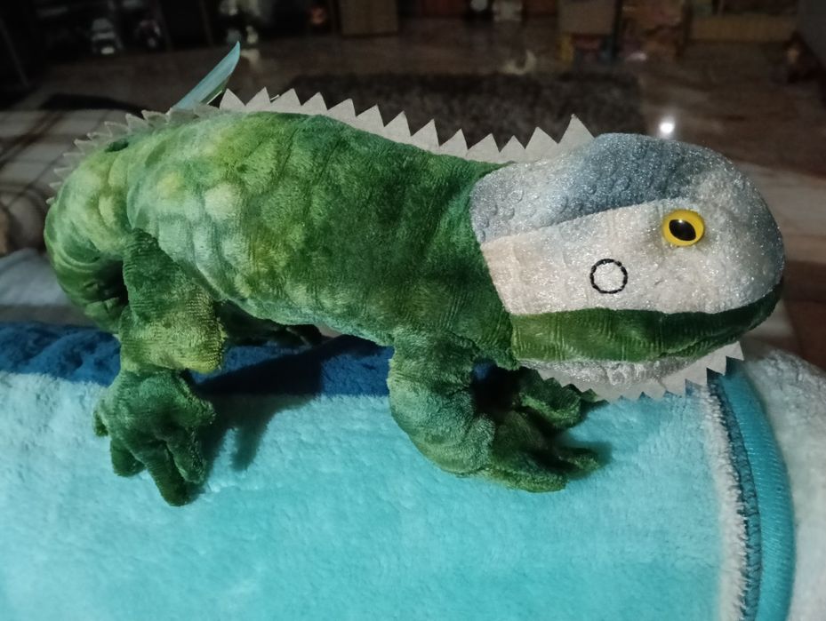 Peluche iguana com etiqueta