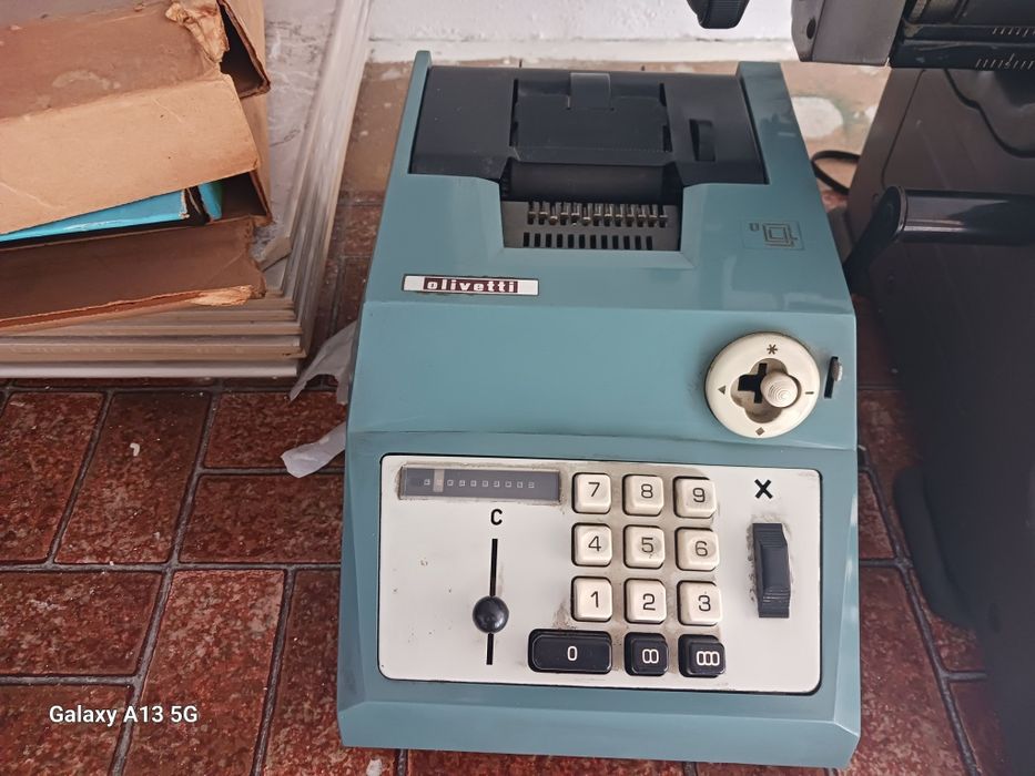 Maquina de escrever e outra de calcular eléctrica para colecionadores