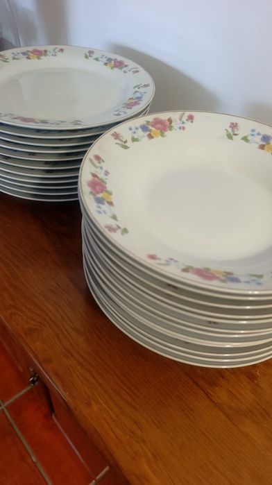 Conjunto vintage de pratos rasos e de sopa
