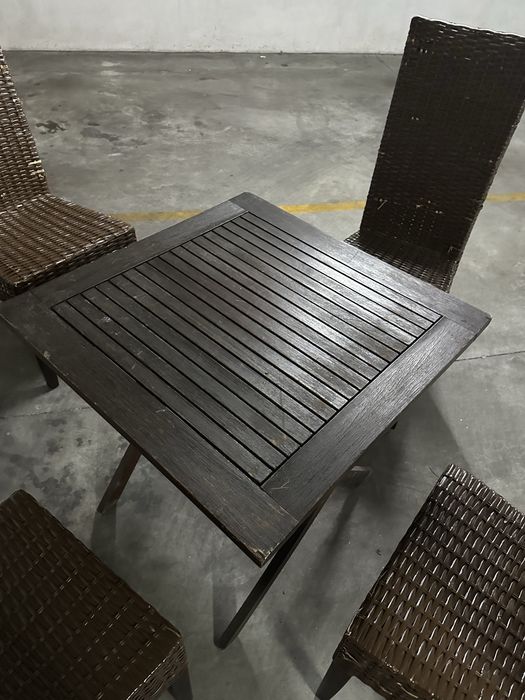 4 cadeiras + mesa desmontável