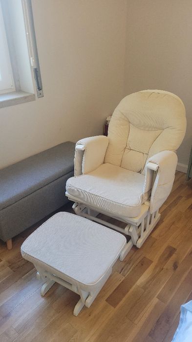 Cadeira de baloiço para amamentação com repousa-pés