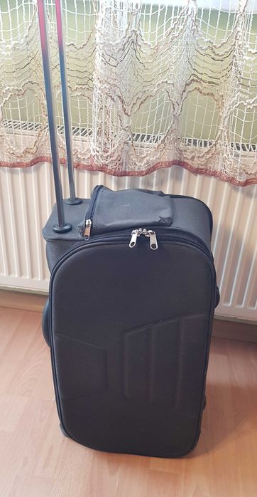 Walizka podróżna na kółkach.