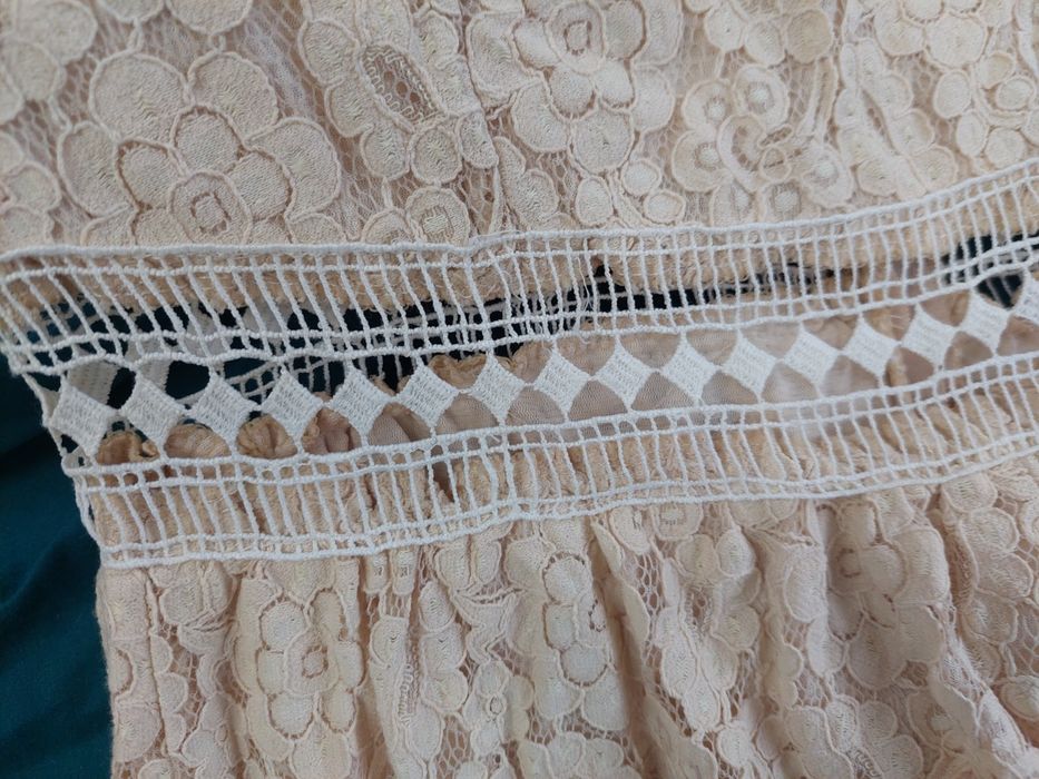Koronkowa sukienka ażurowa ecru/beż