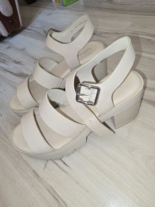Beżowe sandały na platformie i stabilnym słupku marki Catwalk
