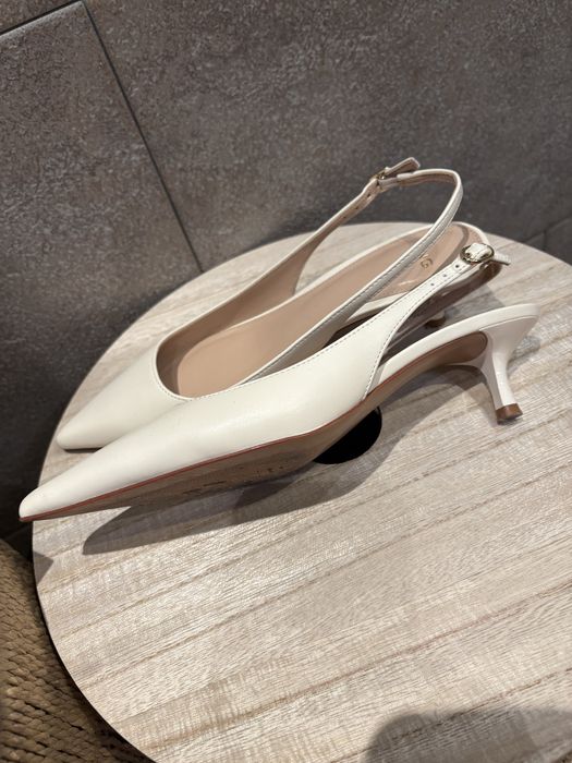 Sapatos Mango, de côr cru, abertos atrás