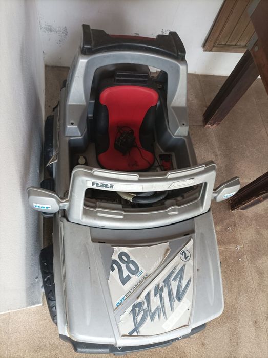 Carro eléctrico criança