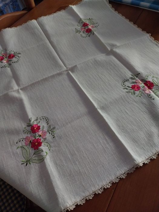 Toalhas bordadas e rematadas a crochet