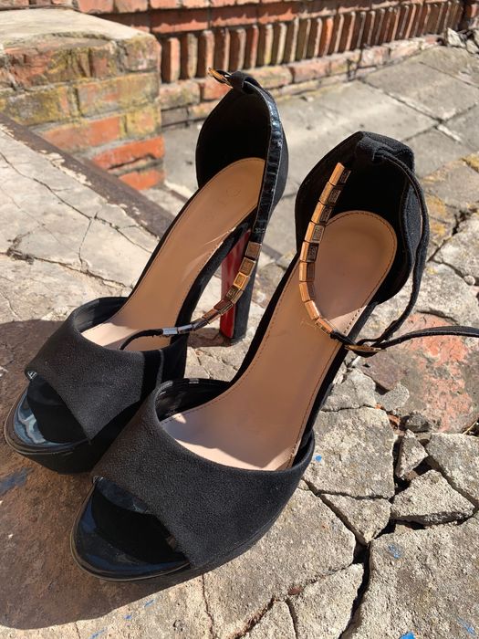 Босоніжки на каблуку