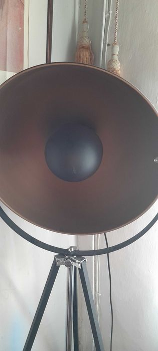 Candeeiro estilo Art Deco de ferro preto e dourado por dentro