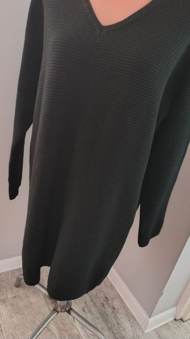 Szary dłuższy sweter w serek