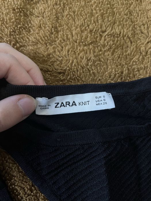 Кофта з вирізом на плечі