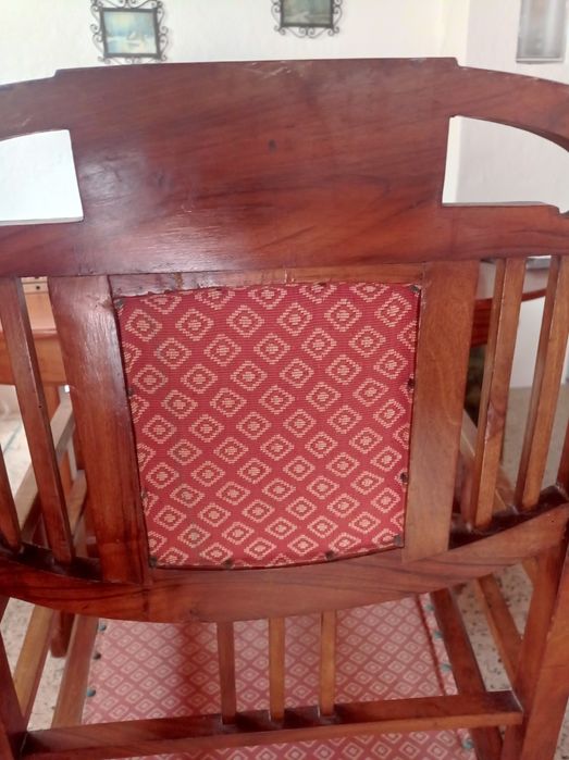 Conjunto de duas cadeiras muito antigas