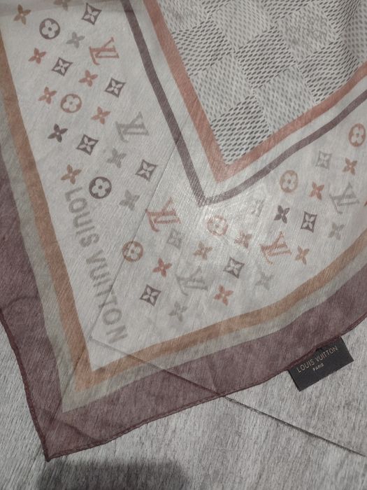 Beżowa chusta Louis Vuitton