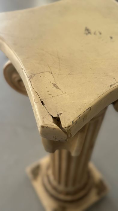 Coluna / pedestal decorativo em estilo greco-romano (jónico)