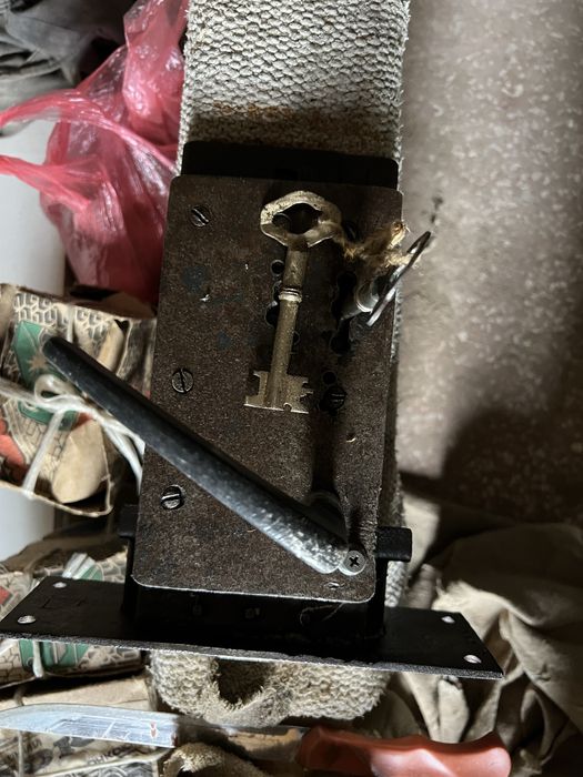 Замки врізні ,накладні та навісні