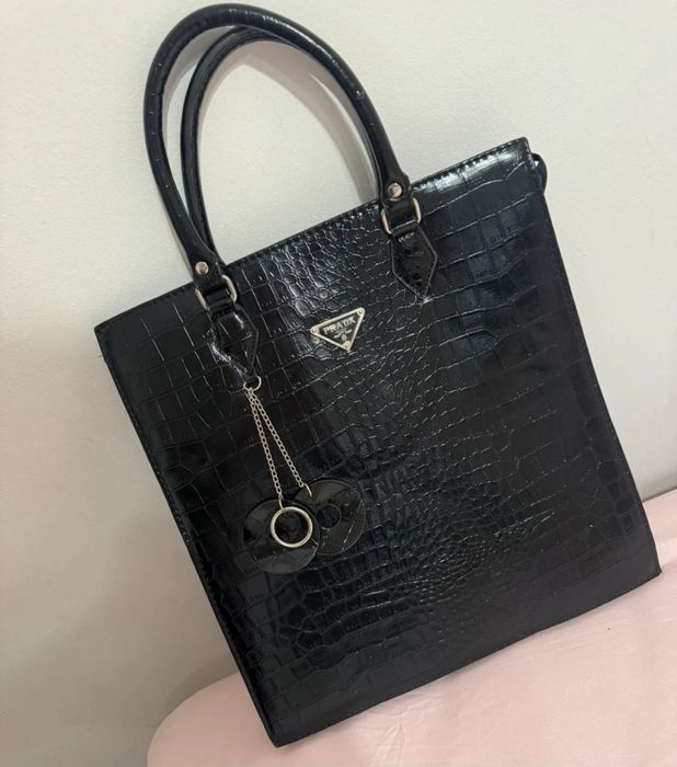 Torebka logo napis Prada ,czarna lakierowana A4