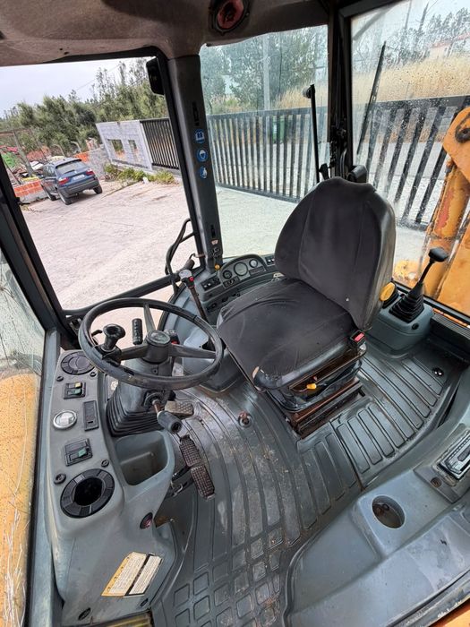Retroescavadora Newholland  com matrícula