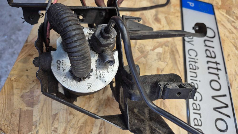 Módulo / Bomba ABS original BOSCH Ref 8E0,614175D em excelente estado