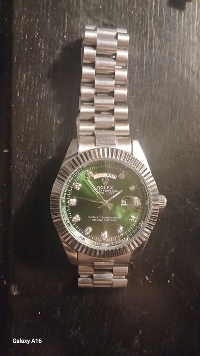 Relógio marca Rolex de pulso à trabalhar