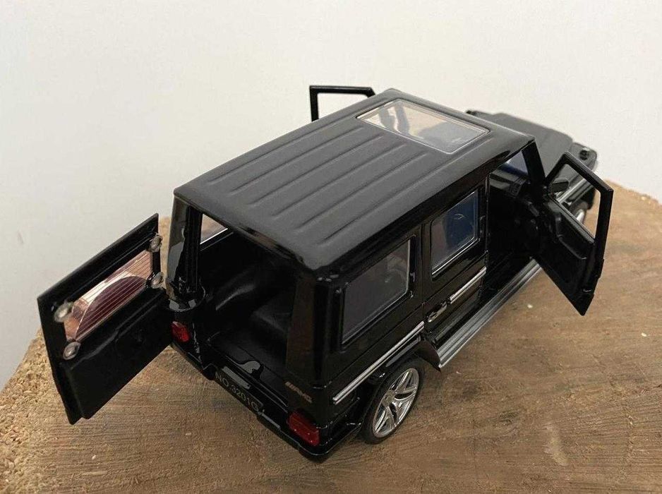 Модель автомобіля Mercedes AMG G65, чорна