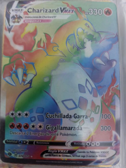 Carta Pokemone charizard.