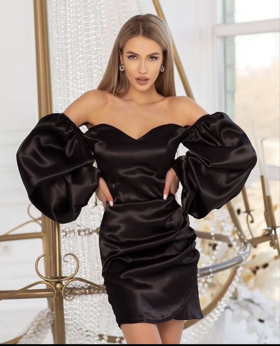 Чорна атласна сукня