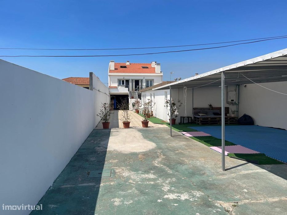 Edifício de comércio e apartamento duplex