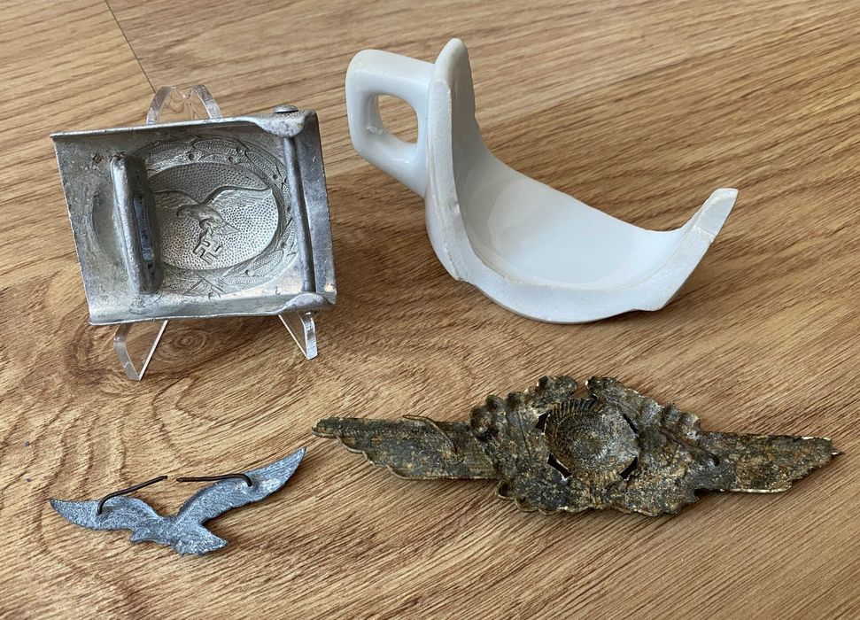 Zestaw Luftwaffe: klamra, orzeł, insygnia czapkowe, porcelana