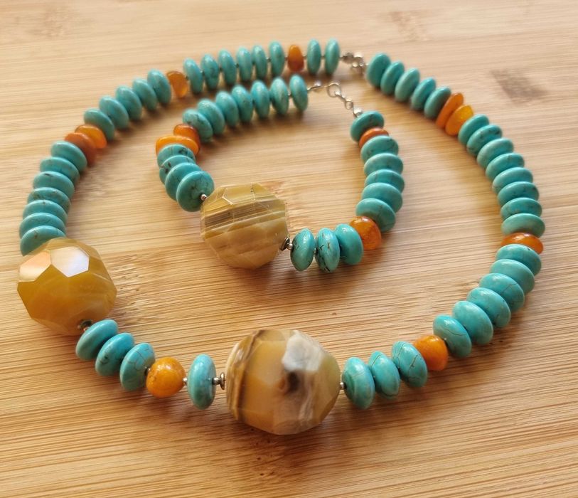 Srebrny naszyjnik i bransoleta.