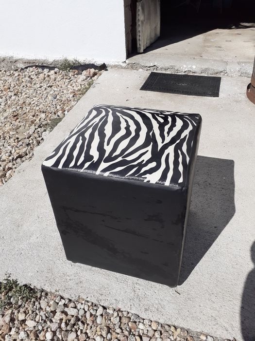 Puff 40x40 cm preto e branco em napa