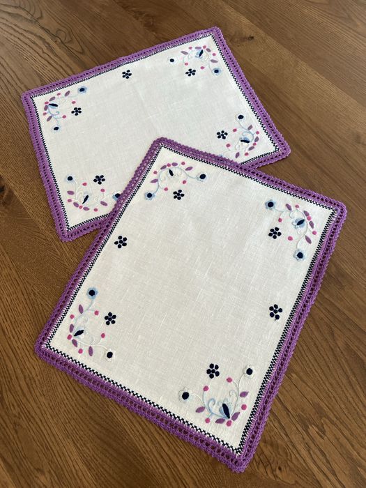 Ręcznie wykonane i haftowane serwetki - 2 sztuki - nowe- 30x37 cm
