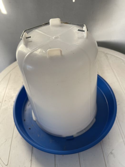 Кормушки та поїлки для тварин