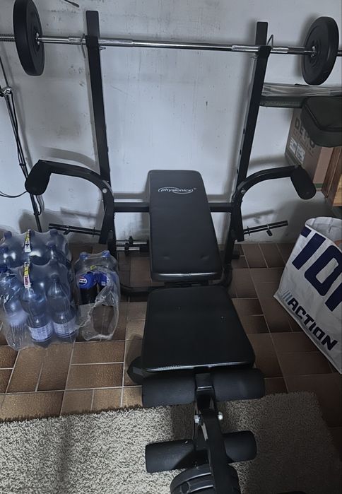 Ławka treningowa z gryfem i obciążeniem – domowa siłownia