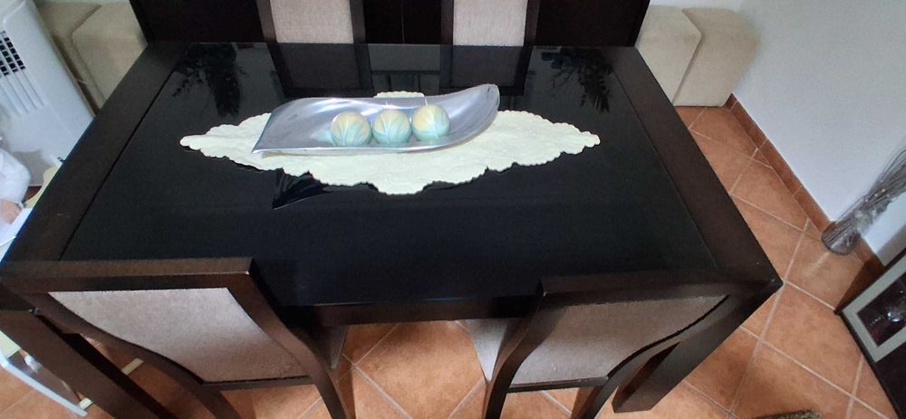 Mesa e cadeiras wengue
