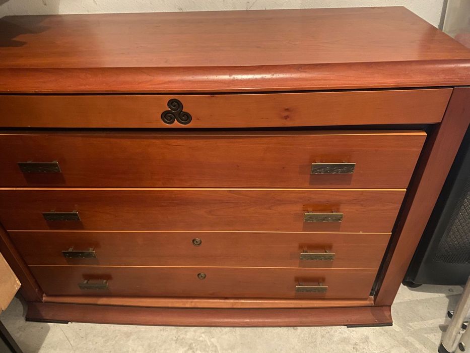 Cómoda em madeira maciça 5 gavetas -impecável, pesada e alta qualidade