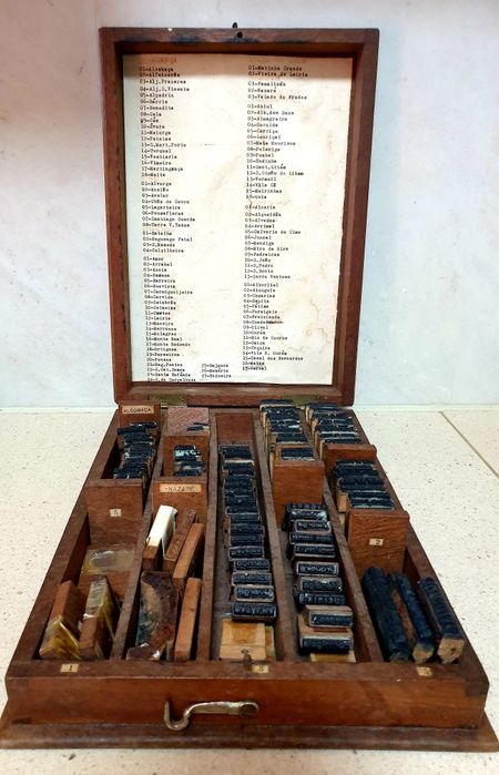 Antiga caixa de carimbos de cidades portugueses com caixa em madeira